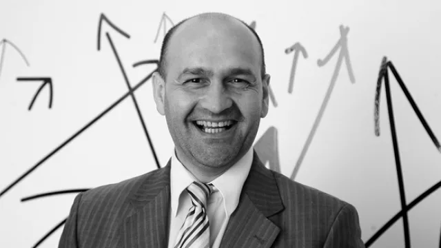 Alexis Rosso, Finanzas.