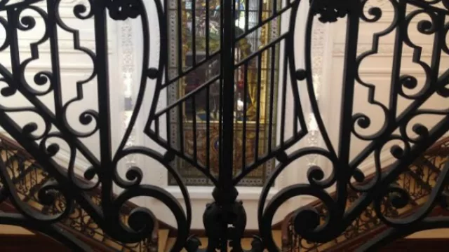 Los balcones que dan al hall central del palacio.