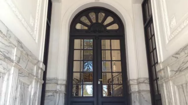 El ingreso con una entrada imponente no sólo por el tamaño de la puerta sino por el mármol. 