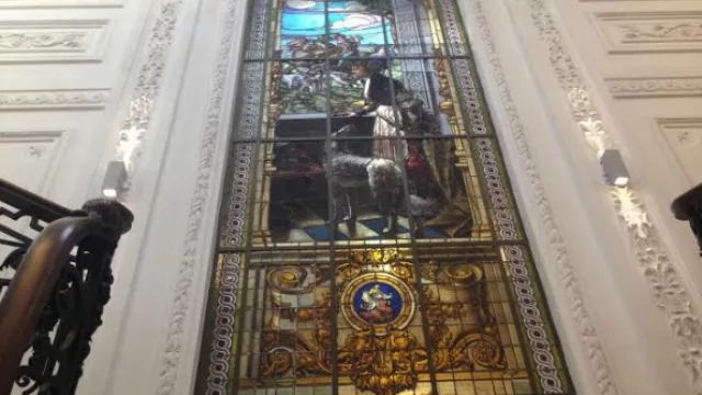 El vitraux conecta la planta baja y primer piso. 