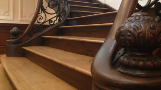 Las escaleras de madera con detalles en el mismo material.