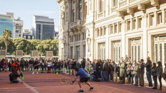 Vilas y Gaudio jugaron un partido en las afueras del teatro Colón ante 300 personas.
