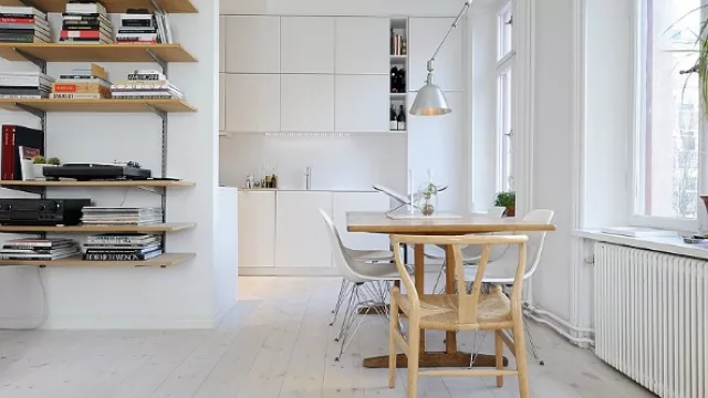 Estilo nórdico: un bol de madera con leche