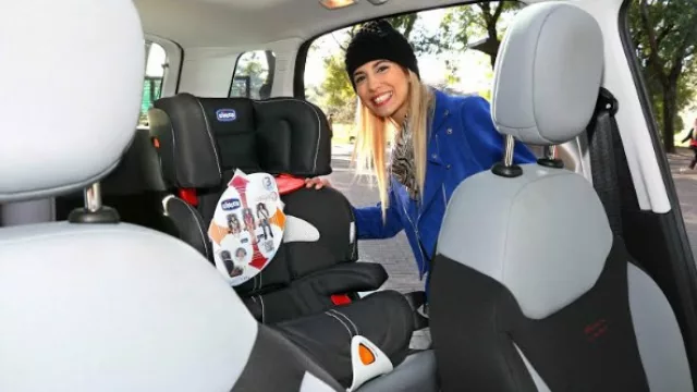Cinthia Fernández acomoda el asiento para bebés y, de paso, espiamos el interior del Fiat 500 L.