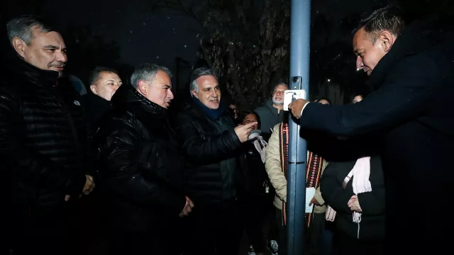El gobernador Martín Llaryora inauguró la iluminación de la plaza Soldado Aeronáutico en Bº Parque Jorge Newbery