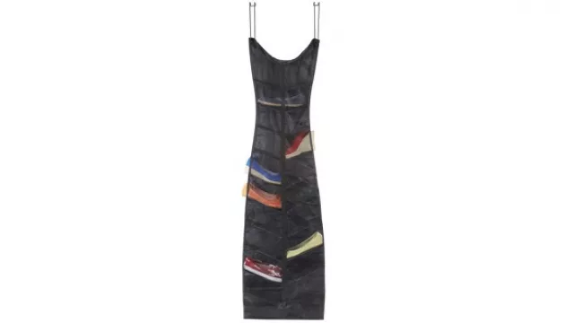 Organizador de zapatos que hace de LBD (Little Black Dress) by Umbra.
