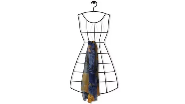 Un perchero metálico ideal para decorar las paredes y organizar los accesorios.