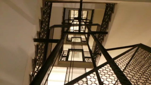 La estructura de los ascensores, unos de los primeros de Córdoba, intactos.