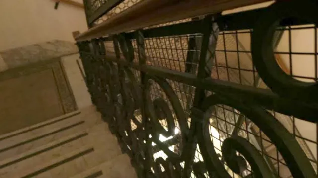 Los pisos y las escaleras de mármol intactas con el paso del tiempo. 