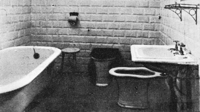 El baño con todas las comodidades de esa época. 