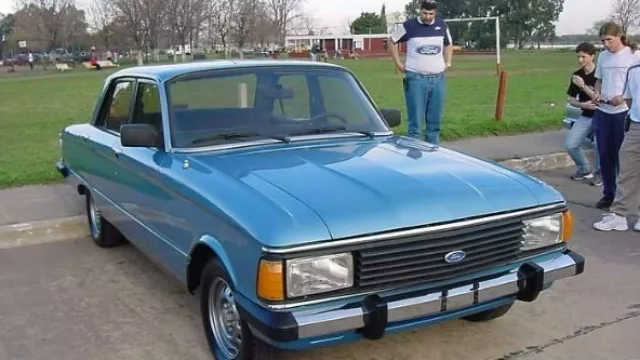 ¿De dónde saliste? Un Falcon modelo 83 nuevito, nuevito, apareció en un viejo concesionario cerrado.