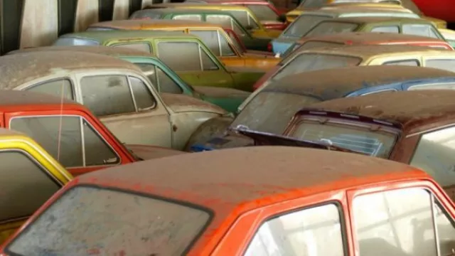 A sacarles la tierra, revisarles mangueras y… ¡poner en marcha!. Hay autos de 600 a 6.000 dólares