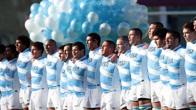 Los Pumas abrazados y listos para comenzar el partido "unidos" como siempre.