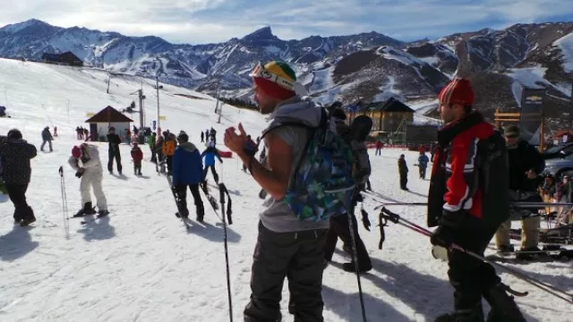 Nieve pero calor: la nevada temprano se empieza a diluir con temperaturas sobre 0 grado. Así, algunos esquían livianos de ropa.