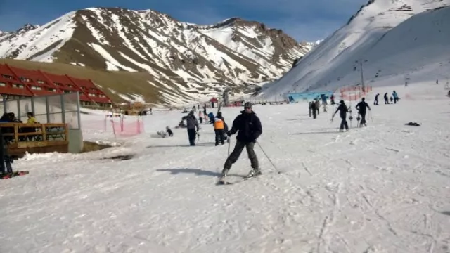 Nieve real o nieve artificial, los esquiadores disfrutan de la “blanca y radiante”.