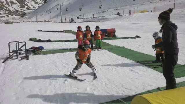 Muchos de los hoteles cuentan con escuelitas para que los más chicos aprendan desde pequeños el arte del esquí.