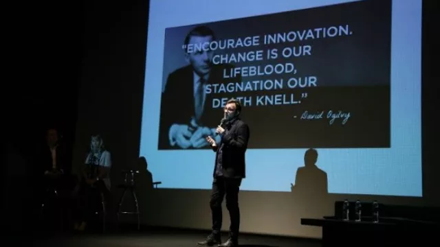 Diego Luque durante la presentación de Ogilvy Finishers.