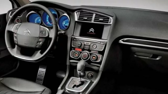 El sistema de navegación GPS MyWay, con la pantalla LCD color alta definición de 7" integrada a la plancha de abordo. 