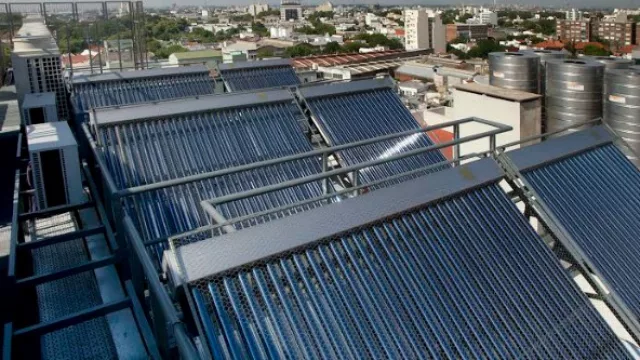 Cuenta con paneles solares para calentar el agua e iluminar el espacio.