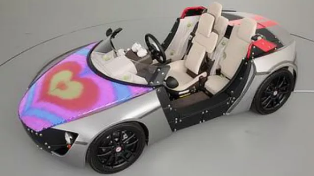 En el Laboratorio de Diseño, los chicos personalizan los capot cubiertos de LEDs.