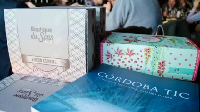 Un kit de Boutique du Sens y un excelente libro sobre Córdoba TIC, los presentes del agasajo. 