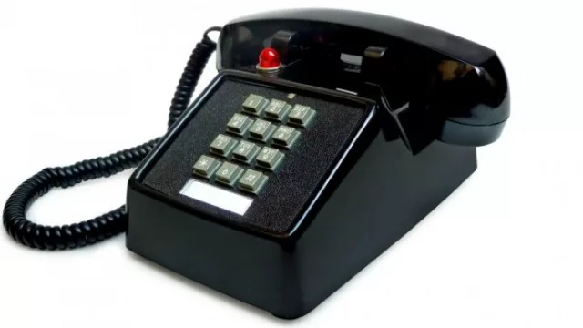 El clásico teléfono con la luz roja de llamada entrante.
