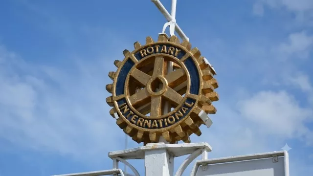Cumple 100 años el Rotary Club de Córdoba: la historia detrás de los monolitos que todos ven (y casi nadie sabe qué significan)