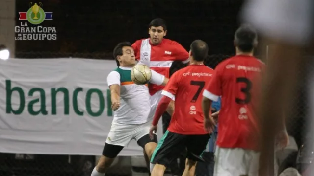 Los jugadores de GNI y Bancor disputaron con uñas y dientes la final, que quedó para los representantes del banco cordobés.