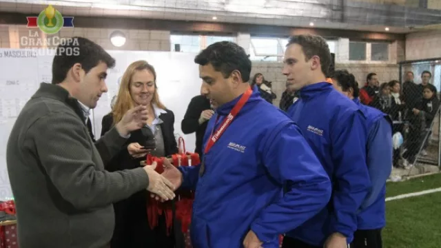  Los jugadores de Mar Plast reciben sus medallas.