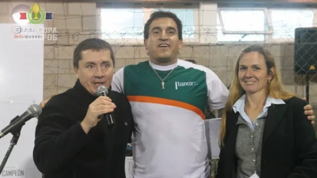 Íñigo Biain y Marisa Españón rodean a Martín Pérez, quien recibió una mención especial.