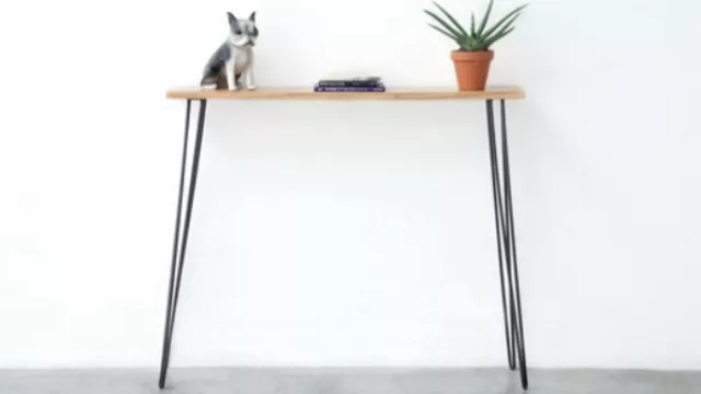 La mesa TRES es una mesa apoyo de madera paraíso lacado con terminación mate y una base de hierro compuesta de líneas diagonales.