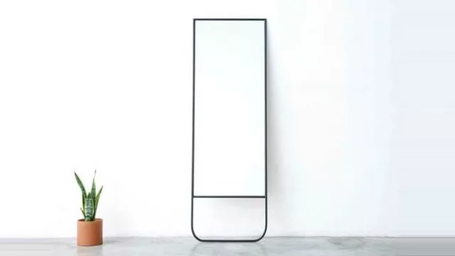 El espejo de pie CUATRO se compone de una estructura de hierro, y el diseño de su base tiene los extremos redondeados.