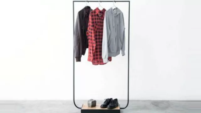 El perchero CINCO se compone de una estructura de hierro con sus extremos inferiores redondeados y una base de madera paraíso lacada mate.