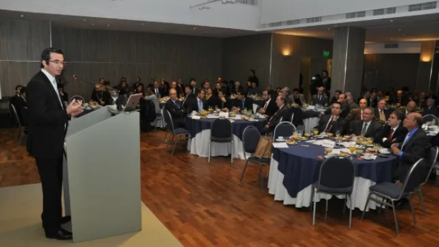 Analiza las razones de la recesión actual y dice...