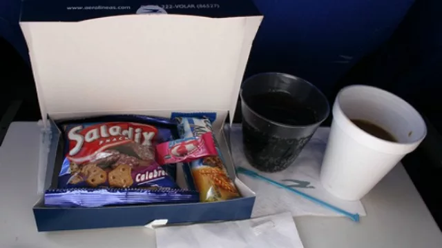 Dice que dar frutas como snacks en los vuelos es más caro...