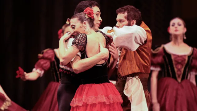 No faltaron los llamativos colores en escena. 