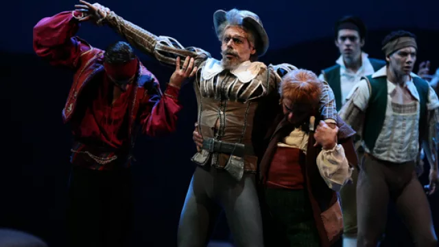 Entre la danza y el teatro, "Don Quijote" conmueve al público.