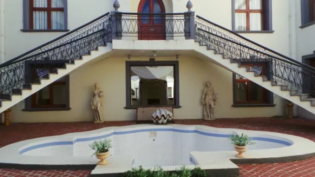 Tras el ingreso principal, el acceso al castillo con pileta climatizada y escaleras ideales para novias o quinceañeras.