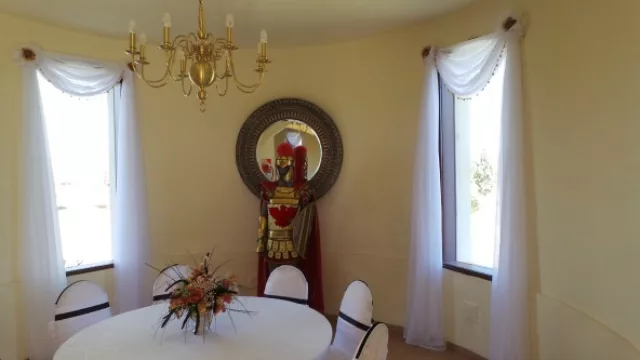 Uno de los tantos rincones del castillo: toda la propiedad suma 6.800 m2 en un predio cerrado de 100 hectáreas.