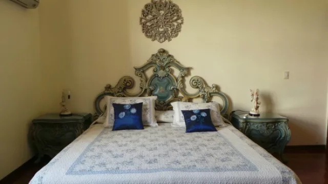 Incluso el predio cuenta con cuatro habitaciones para que los novios (o quien sea) pernocten en el castillo.