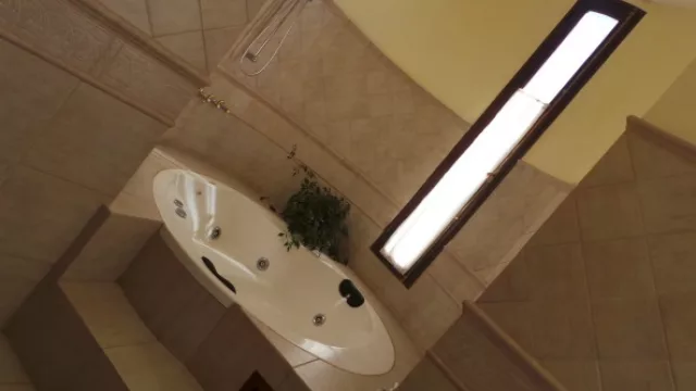 Baño con jacuzzi, habitación con amplios vestidores...el castillo fue pensado inicialmente como una vivienda particular.