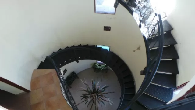 La espectacular escalera caracol que conduce a la torreta principal donde termina el castillo.