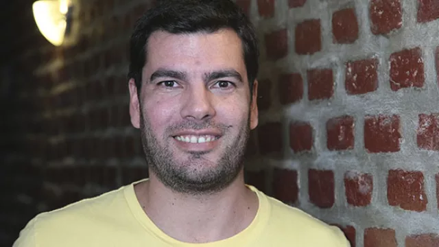 Diseñador geek, ama los deportes de alto riesgo, toca de oído.