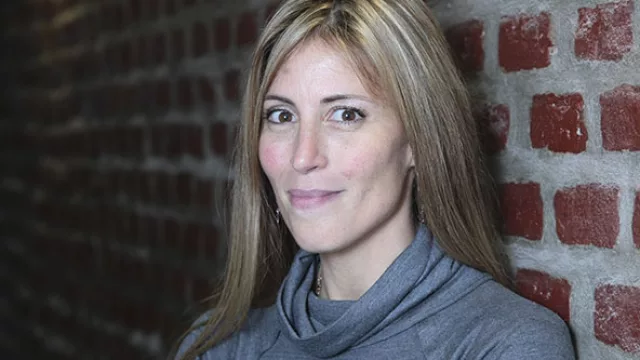 Directora de orquesta en el departamento de arte, diseñadora de la vieja escuela, mamá full time.