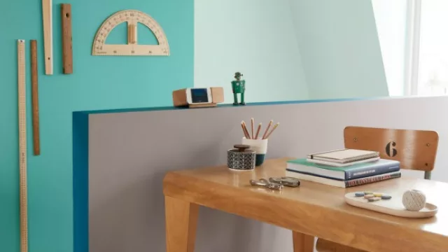 La calidez de la madera también se puede combinar con colores fríos generando estos interesantes contrastes.