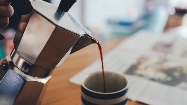 Cafetera italiana: cómo usarla paso a paso y lograr un café más intenso