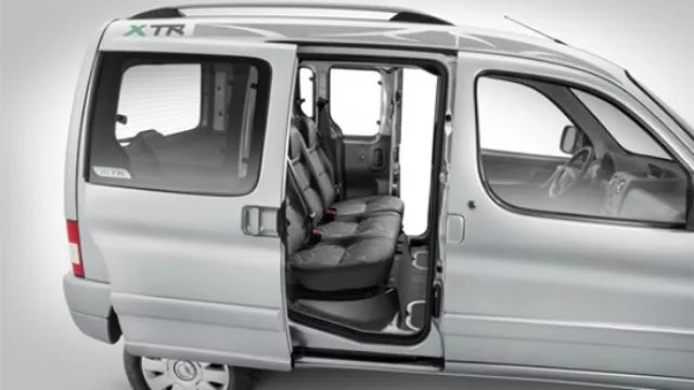 La puerta corrediza nos permite ver el amplio interior.