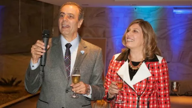 Oscar Santarelli y esposa, anfitriones del evento, hacen el brindis inaugural.
