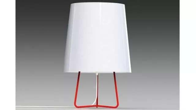 Tulipón se posiciona más como velador y ofrece color y claridad con líneas simples y puras.