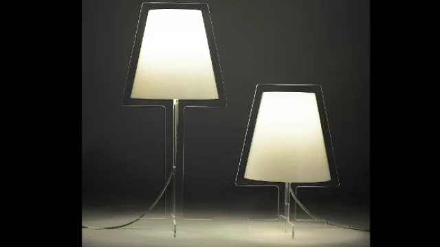 Finalmente, los veladores icónicos crean la sensación de que la luz flota por sí sola dejando entreves mínimas líneas del reflejo del acrílico con el fondo. 